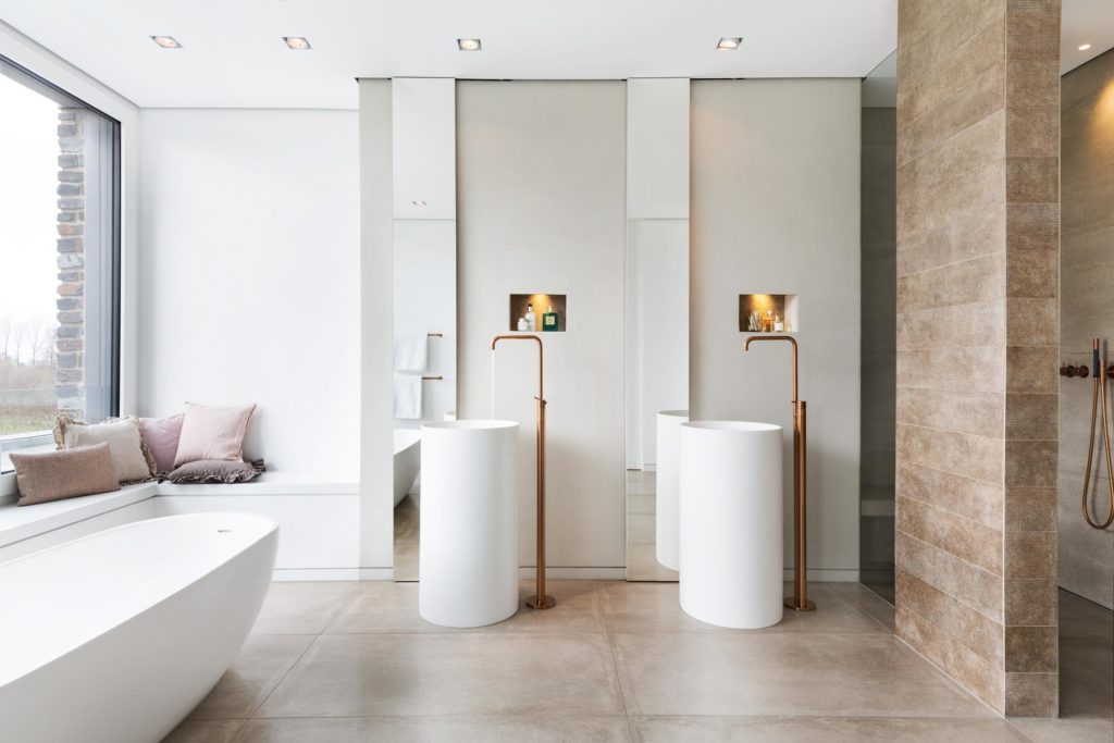 Gesamtansicht vom Masterbad mit freistehender Badewanne