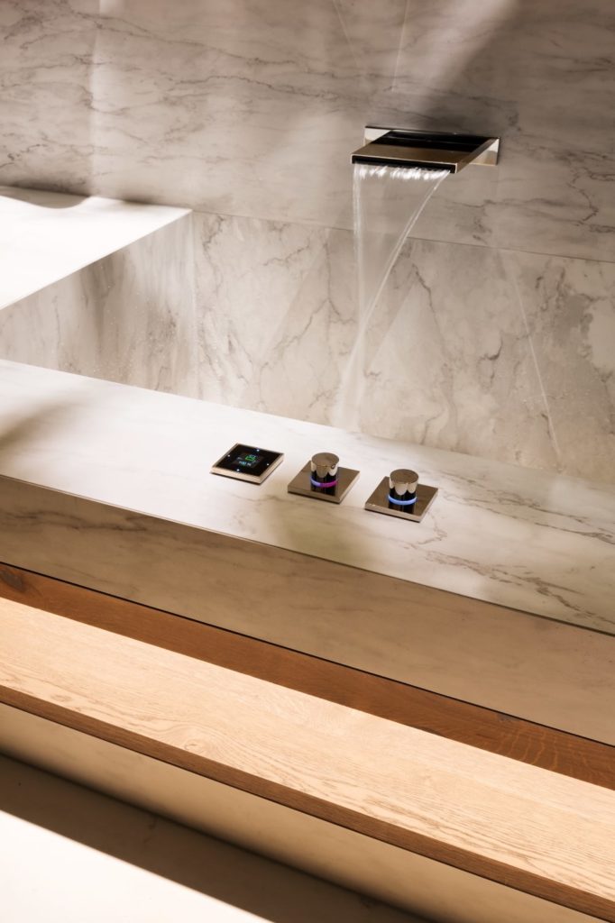 Goldene Dornbracht Wasserfallarmatur mit Smarthome Technologie
