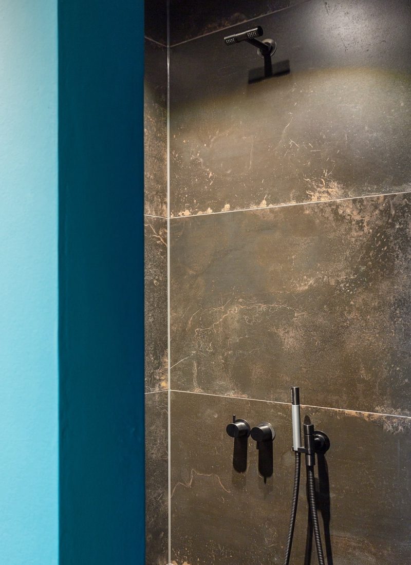 Schwarz Matte Dusche und Großformat Fliese
