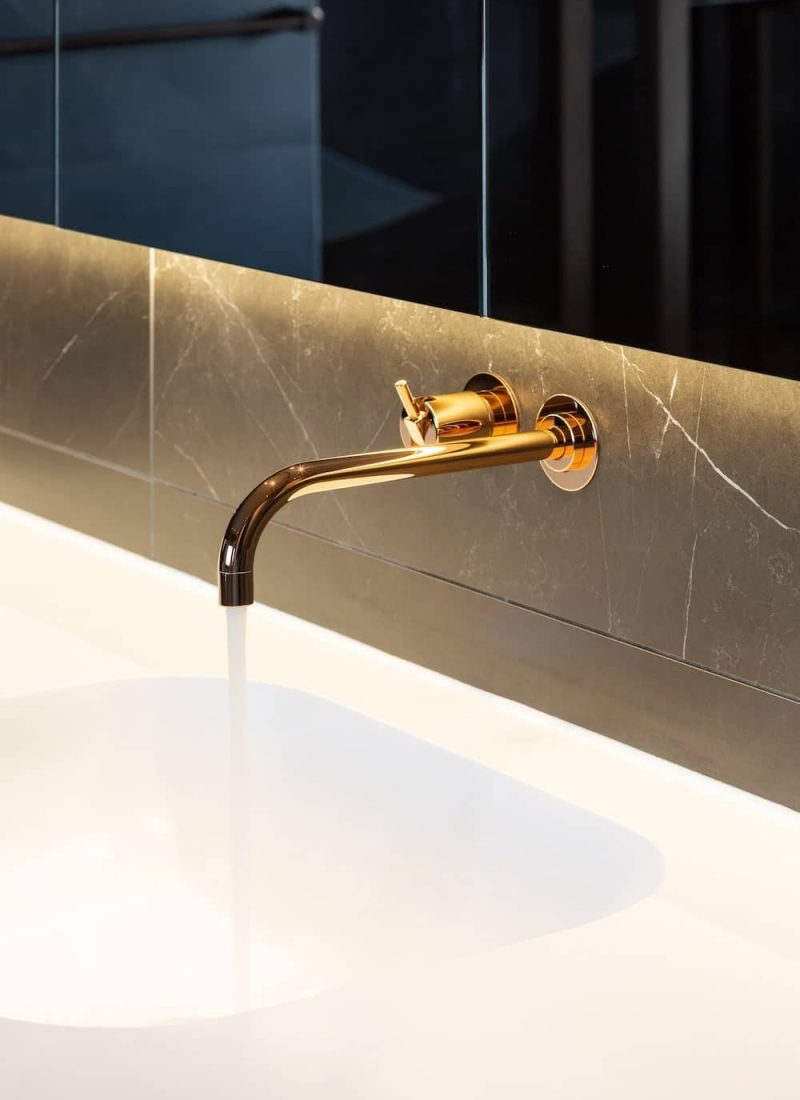 Armatur aus Bronze auf dunkler Fliese in Natursteinoptik