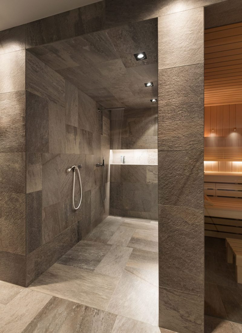 Blick auf die Dusche und Sauna.