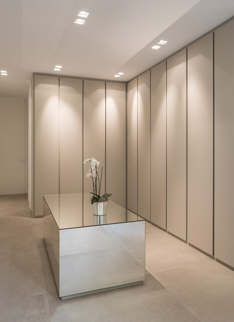 Ein Raum mit weißen Wänden und einem Glastisch. | casaceramica