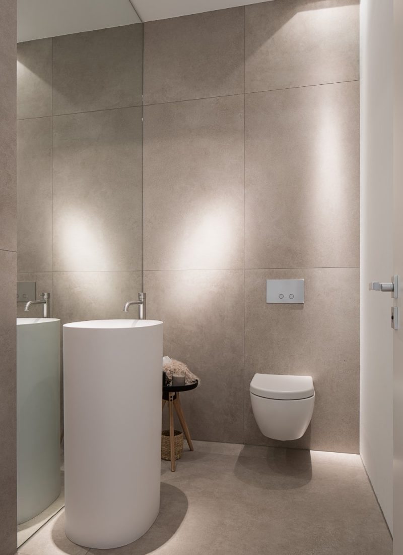 Ein modernes Badezimmer mit weißem Waschbecken und Toilette für sanitäre Zwecke. | casaceramica